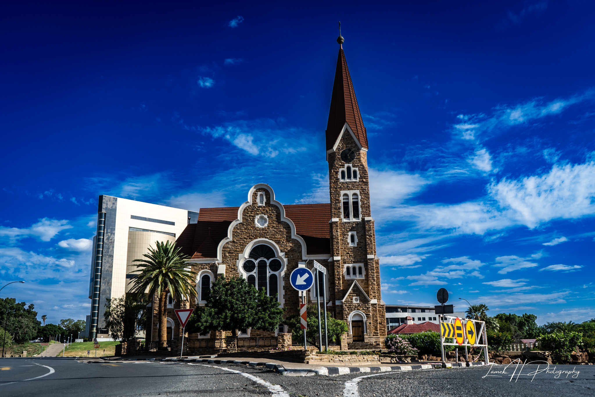 Elegant African wedding celebration with cultural elements